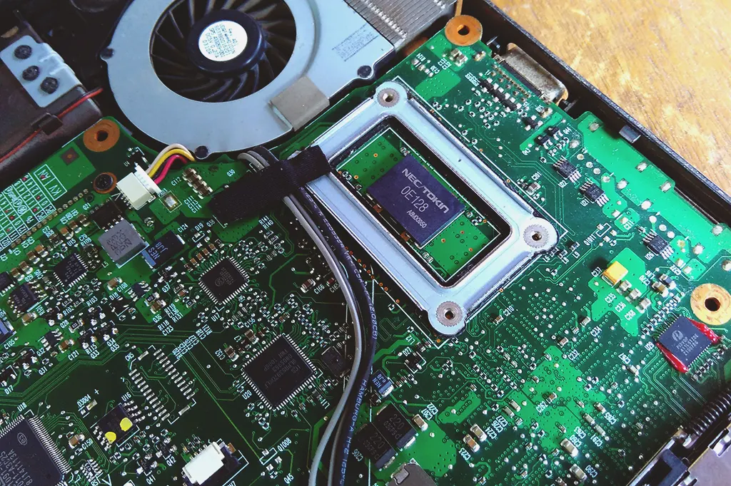 Firmware BIOS tersimpan di dalam chip ROM mainboard.